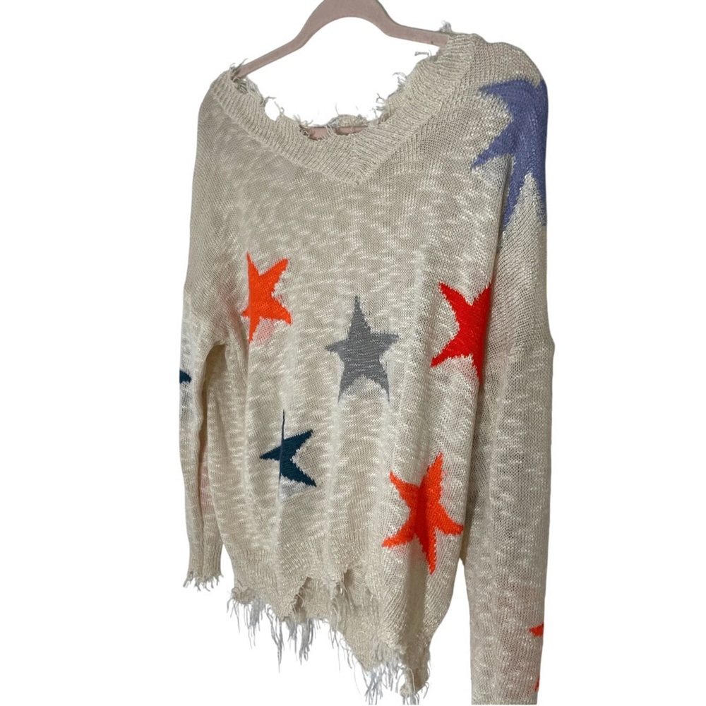 Main Strip Cream V-Neck Sweater with Star Patterns